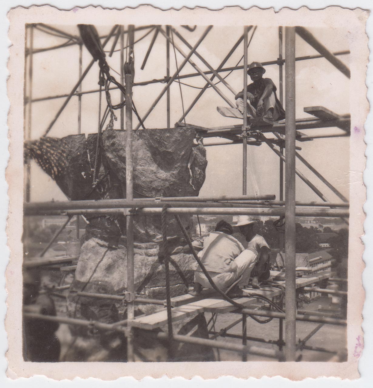 Photographic documentation of the construction process for "Pembebasan Irian Barat" by Edhi Sunarso