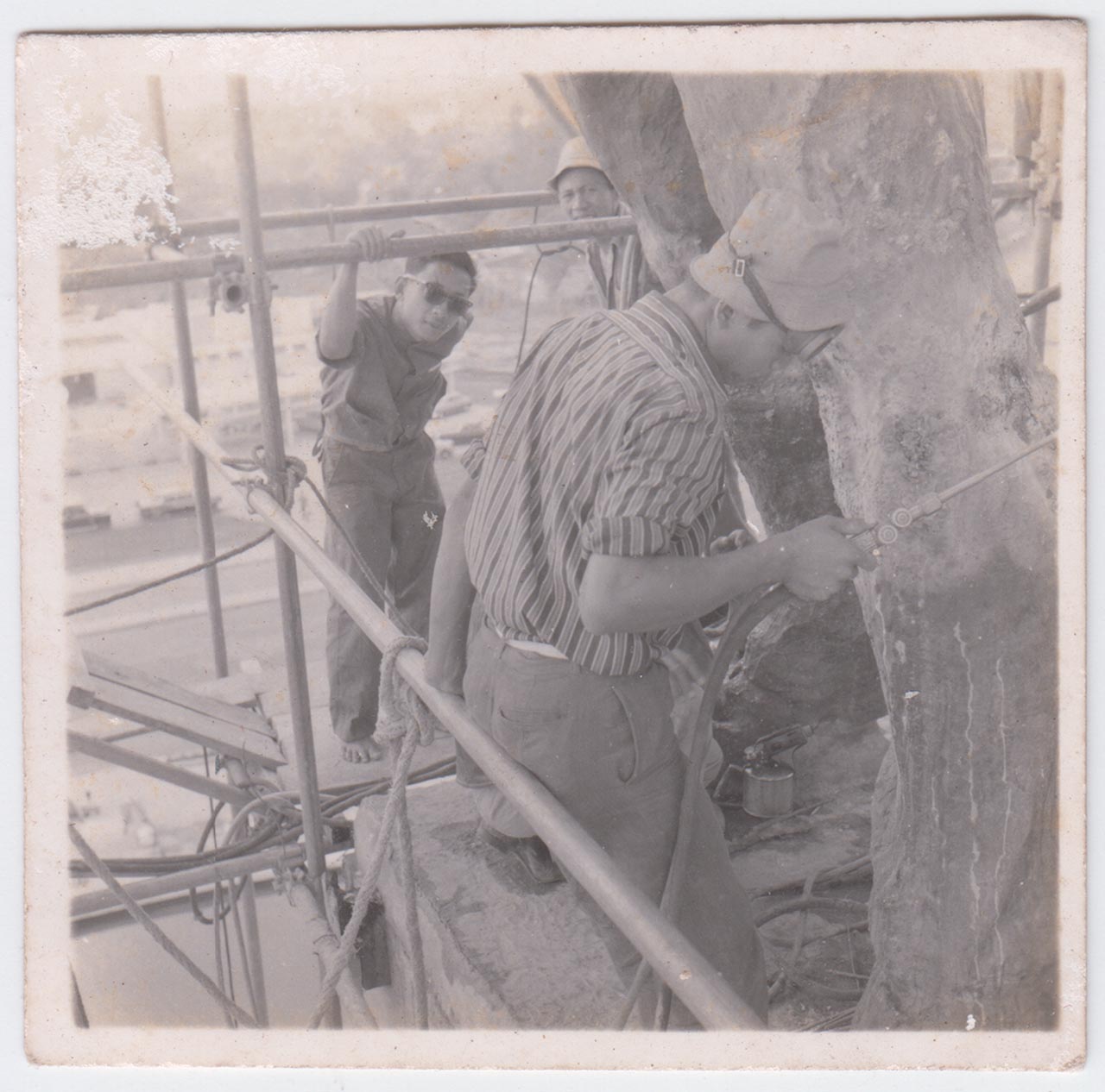 Photographic documentation of the construction process for "Pembebasan Irian Barat" by Edhi Sunarso
