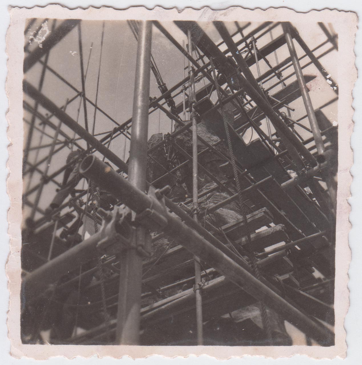 Photographic documentation of the construction process for "Pembebasan Irian Barat" by Edhi Sunarso