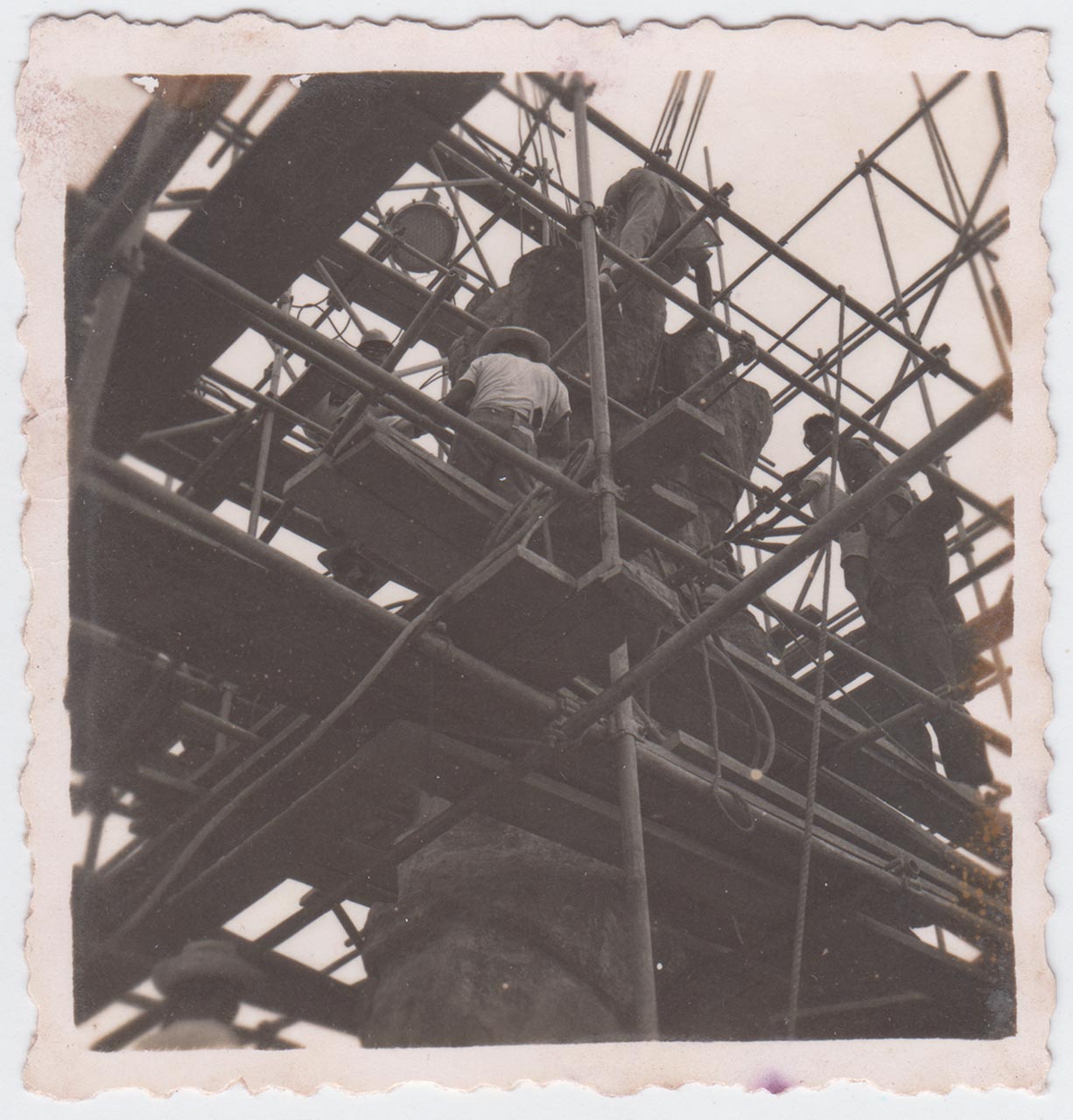Photographic documentation of the construction process for "Pembebasan Irian Barat" by Edhi Sunarso
