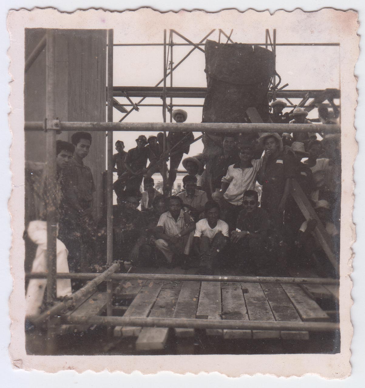 Photographic documentation of the construction process for "Pembebasan Irian Barat" by Edhi Sunarso