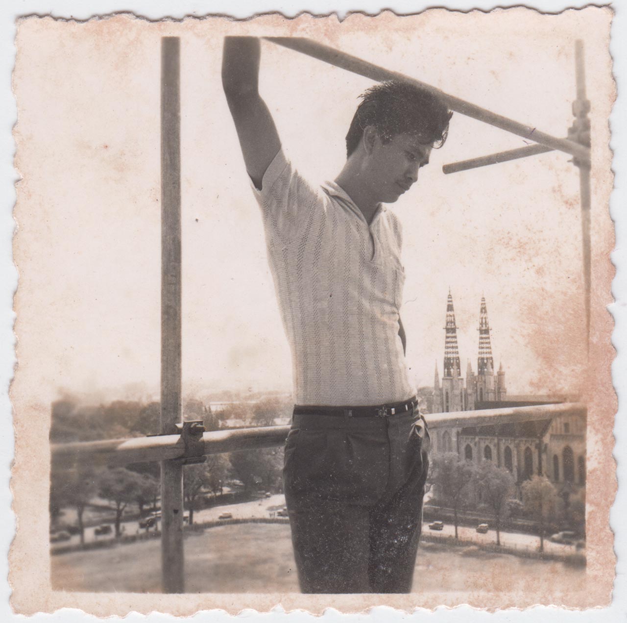 Photographic documentation of the construction process for "Pembebasan Irian Barat" by Edhi Sunarso