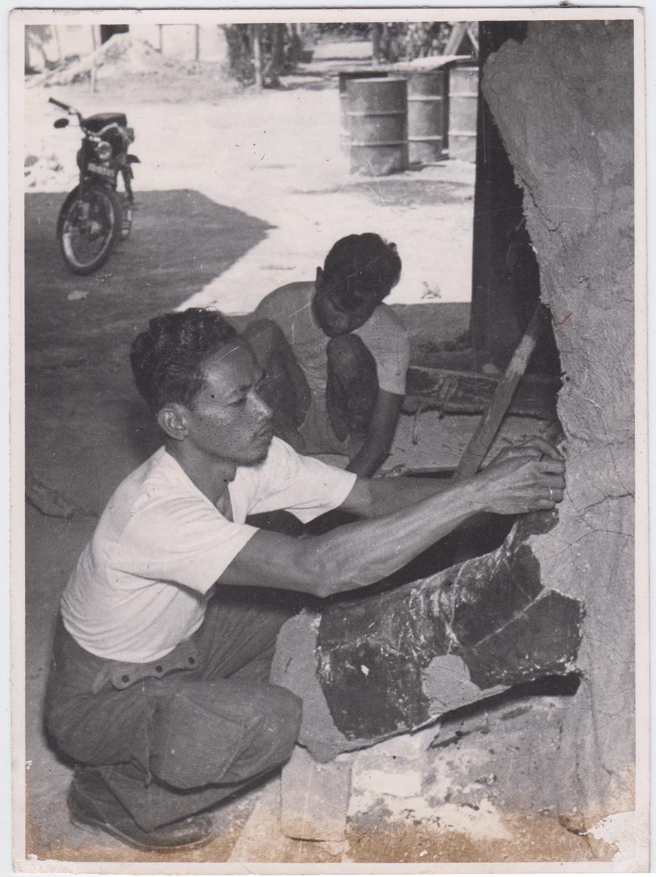 Photographic documentation of the construction process for "Pembebasan Irian Barat" by Edhi Sunarso