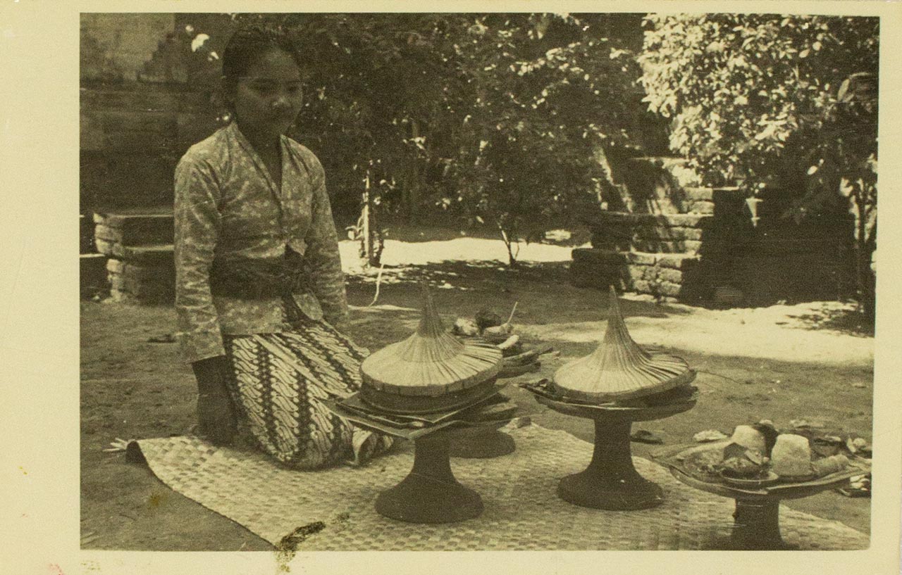 Balinese woman and her ritual offering - Chen Chong Swee's travel photo