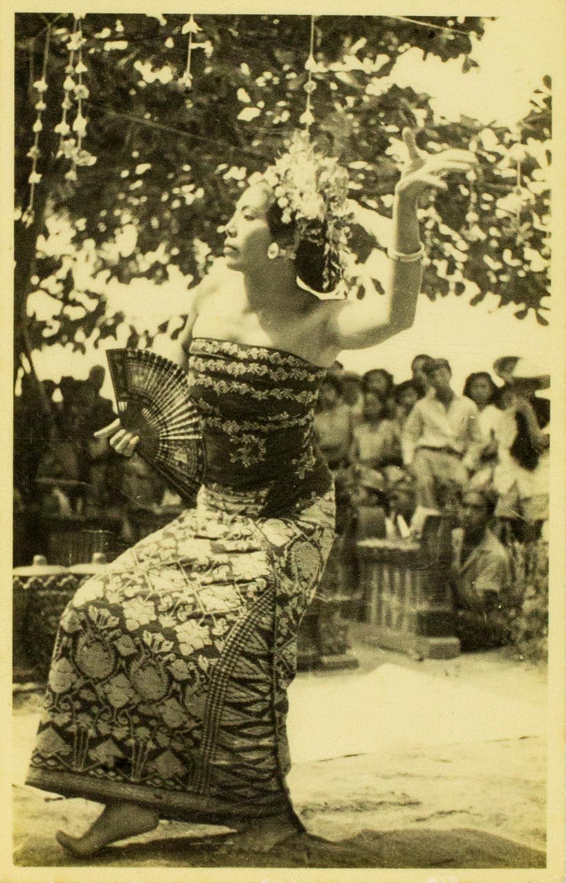 Photograph of Ni Pollok dancing