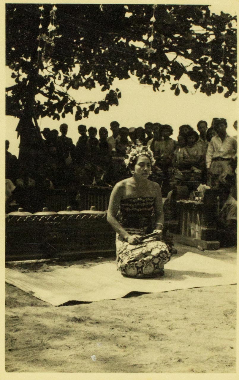 Photograph of Ni Pollok dancing