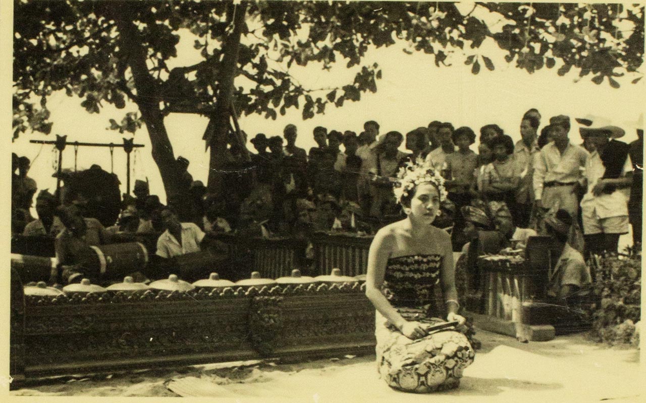 Photograph of Ni Pollok dancing