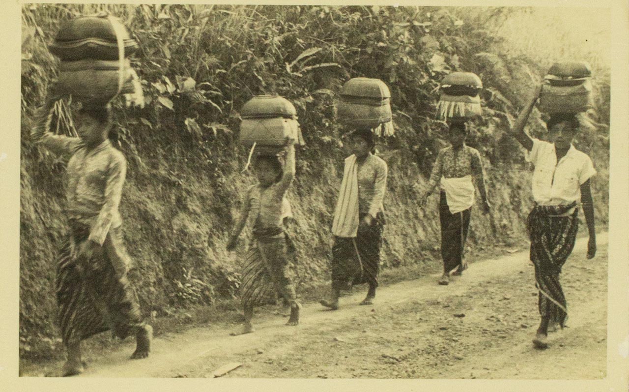 Balinese going about their day - Chen Chong Swee's travel photo