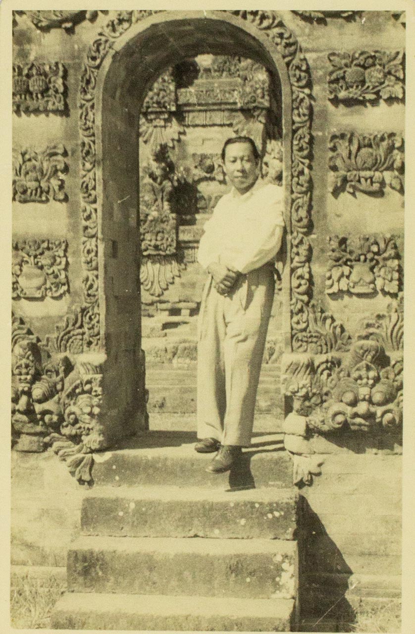 Photograph of Chen Chong Swee at a Balinese temple