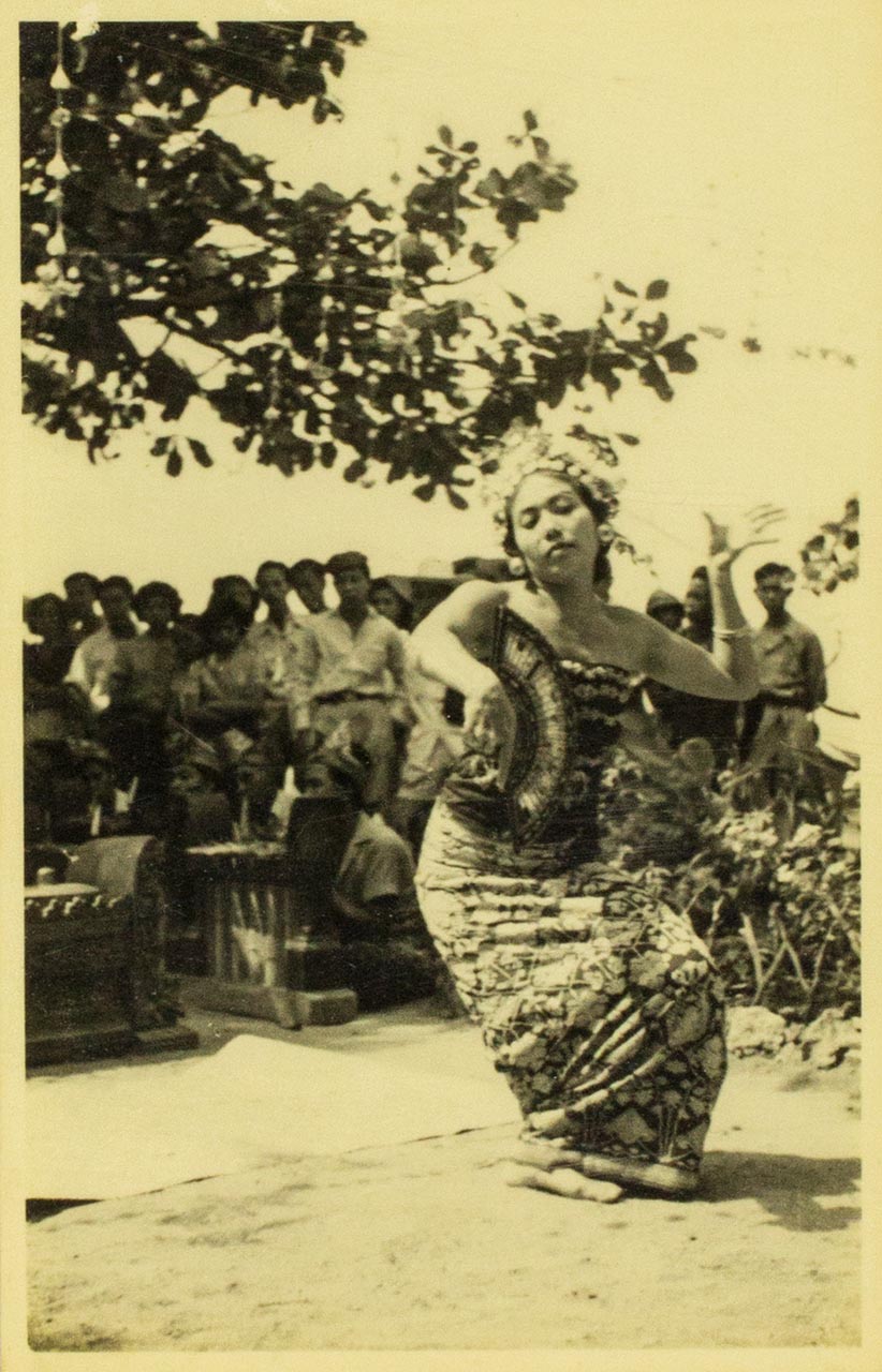 Photograph of Ni Pollok dancing