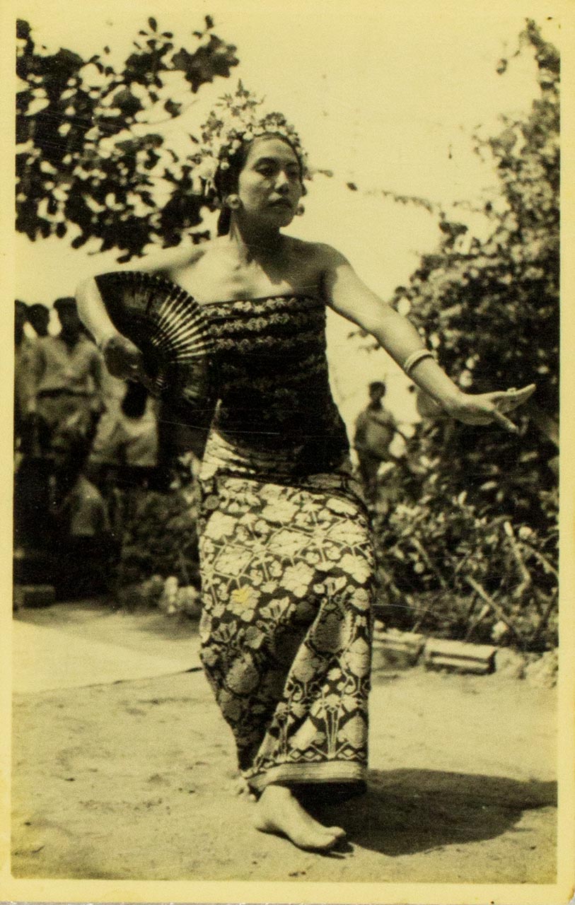 Photograph of Ni Pollok dancing