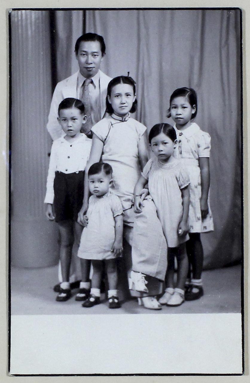 A duplicate of RC-SG04-CCS-0560, Chen Chong Swee's Family Photo
