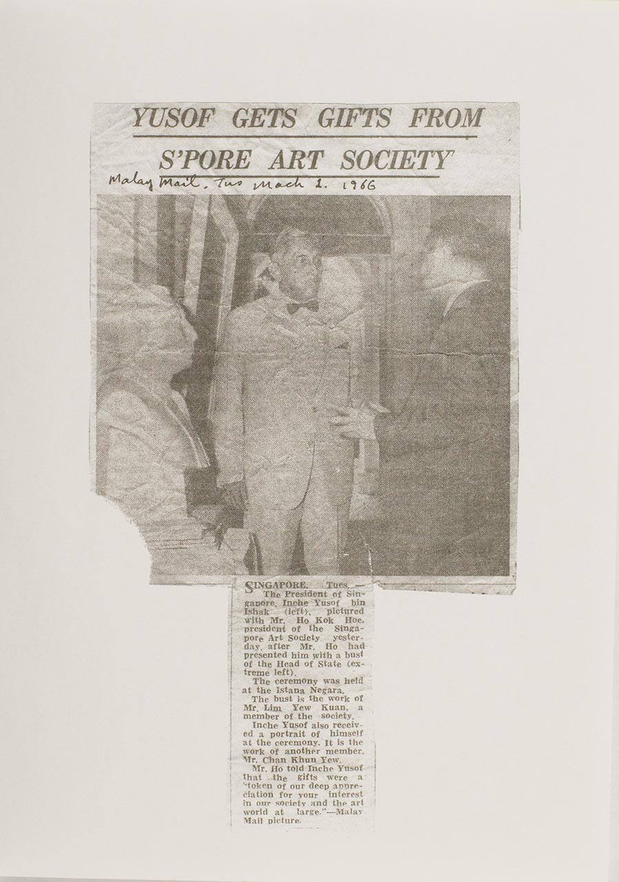 Yusof gets gifts from S'pore (Singapore) Art Society