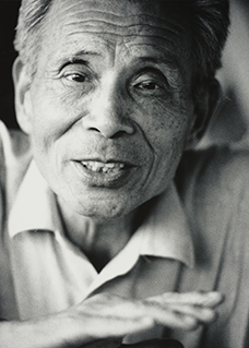 Wu Guanzhong Photography Series 吴冠中写真系列
#3 of 5 - A conversation unfolds with Wu Guanzhong, Singapore, 1988. 交谈中的吴冠中。1988年，于新加坡。