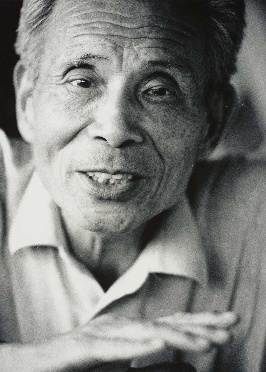 Wu Guanzhong Photography Series 吴冠中写真系列
#3 of 5 - A conversation unfolds with Wu Guanzhong, Singapore, 1988. 交谈中的吴冠中。1988年，于新加坡。