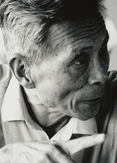 Wu Guanzhong Photography Series 吴冠中写真系列
#4 of 5 - A conversation unfolds with Wu Guanzhong, Singapore, 1988. 交谈中的吴冠中。1988年，于新加坡。