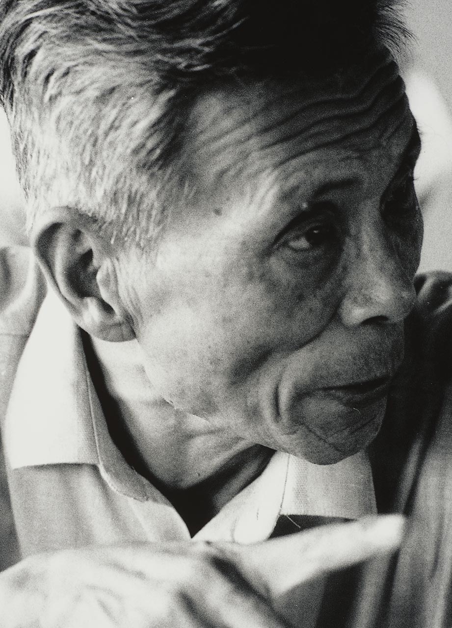 Wu Guanzhong Photography Series 吴冠中写真系列
#4 of 5 - A conversation unfolds with Wu Guanzhong, Singapore, 1988. 交谈中的吴冠中。1988年，于新加坡。