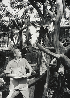 Wu Guanzhong Photography Series 吴冠中写真系列
#5 of 5 - A conversation unfolds with Wu Guanzhong, Singapore, 1988. 交谈中的吴冠中。1988年，于新加坡。