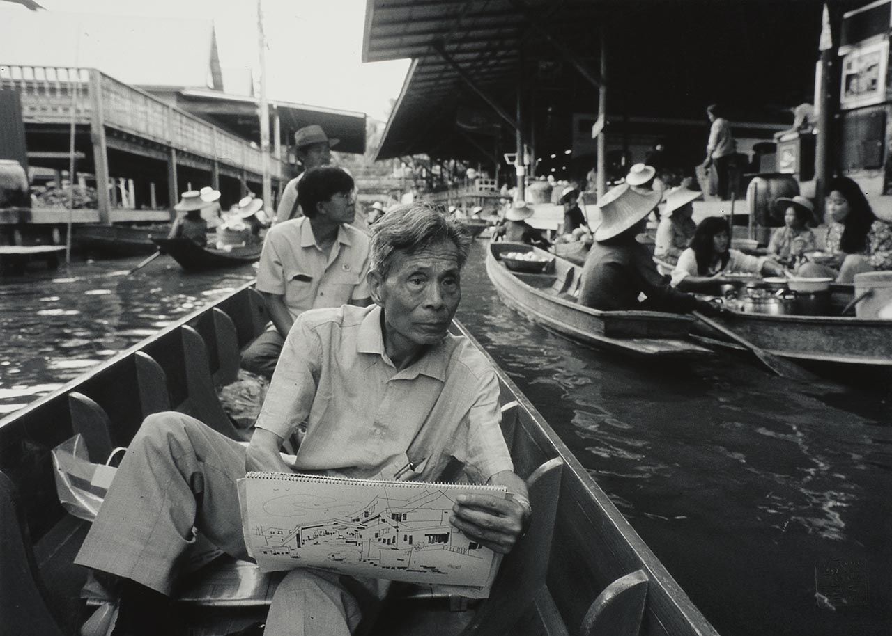 Wu Guanzhong Photography Series 吴冠中写真系列
#2 of 3 - Wu Guanzhong drawing at a floating marketing in Thailand. 吴冠中在泰国的水上市场画画。