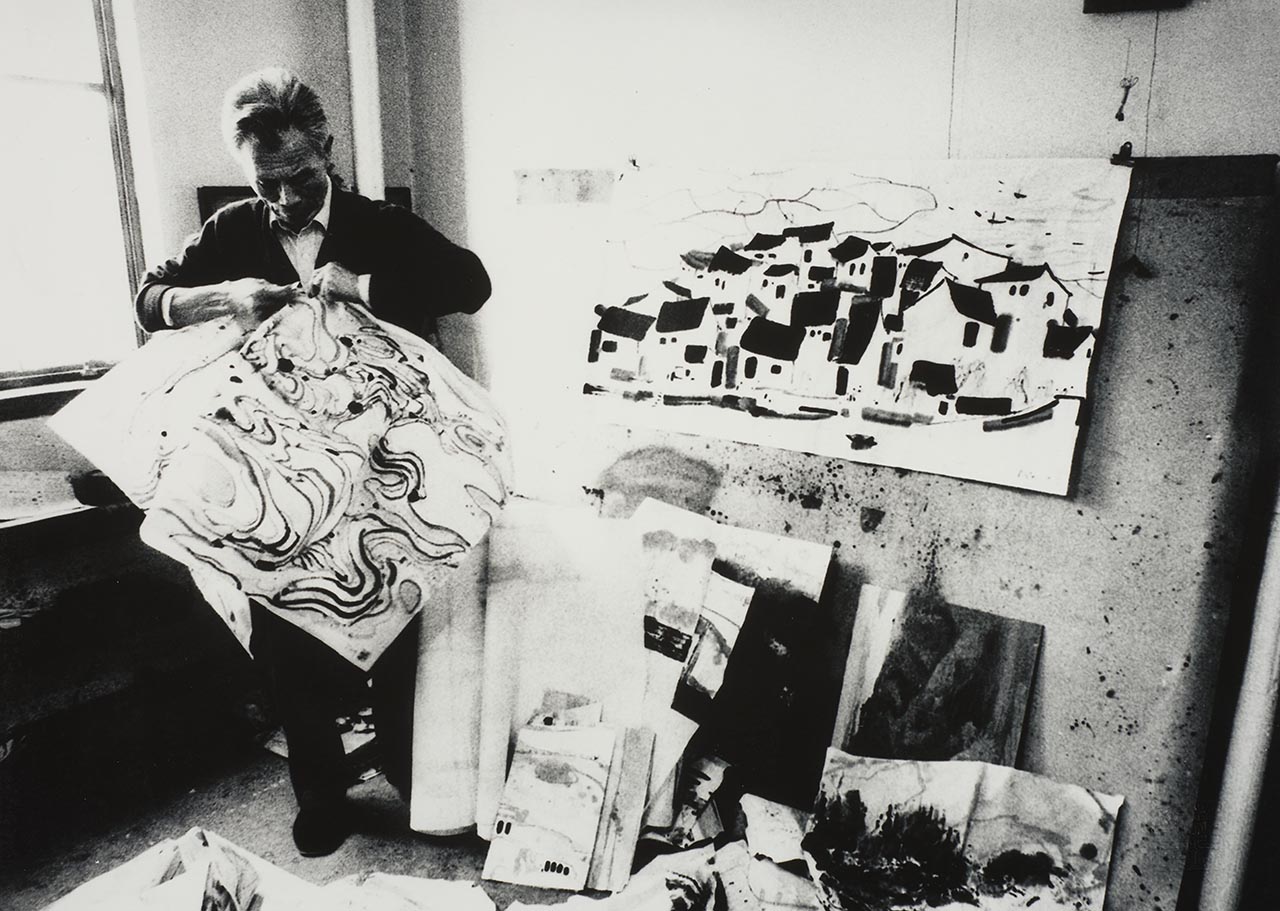 Wu Guanzhong Photography Series 吴冠中写真系列
#3 of 3 - Wu Guanzhong tears up his unsatisfactory paintings. 吴冠中正在撕毁自己不满意的作品。