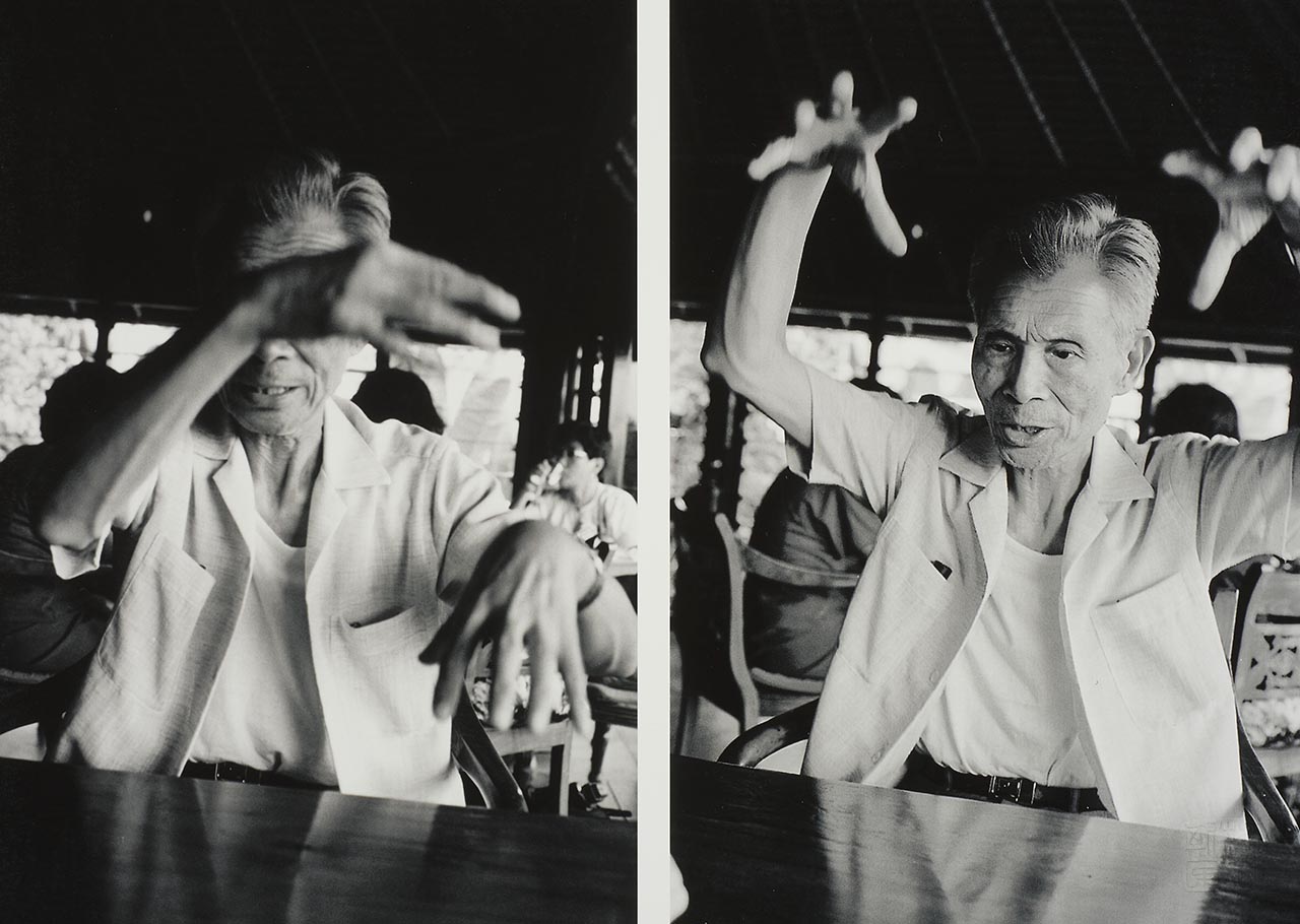 Wu Guanzhong Photography Series 吴冠中写真系列
#2 of 5 - Wu in animated conversations with his friends. 吴冠中与友人绘声绘影交流中。