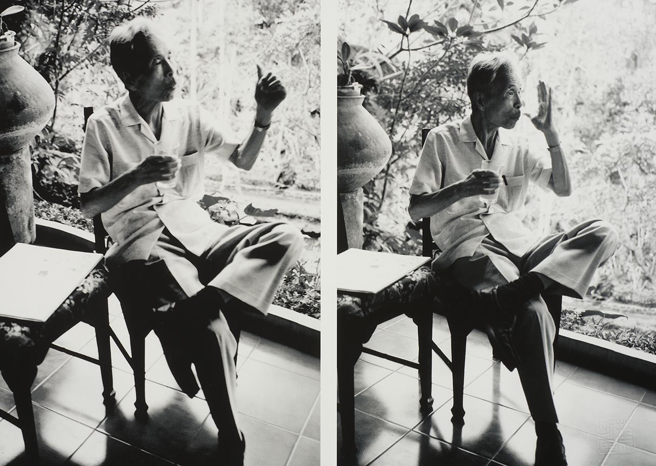 Wu Guanzhong Photography Series 吴冠中写真系列
#5 of 5 - Wu in animated conversations with his friends. 吴冠中与友人绘声绘影交流中。