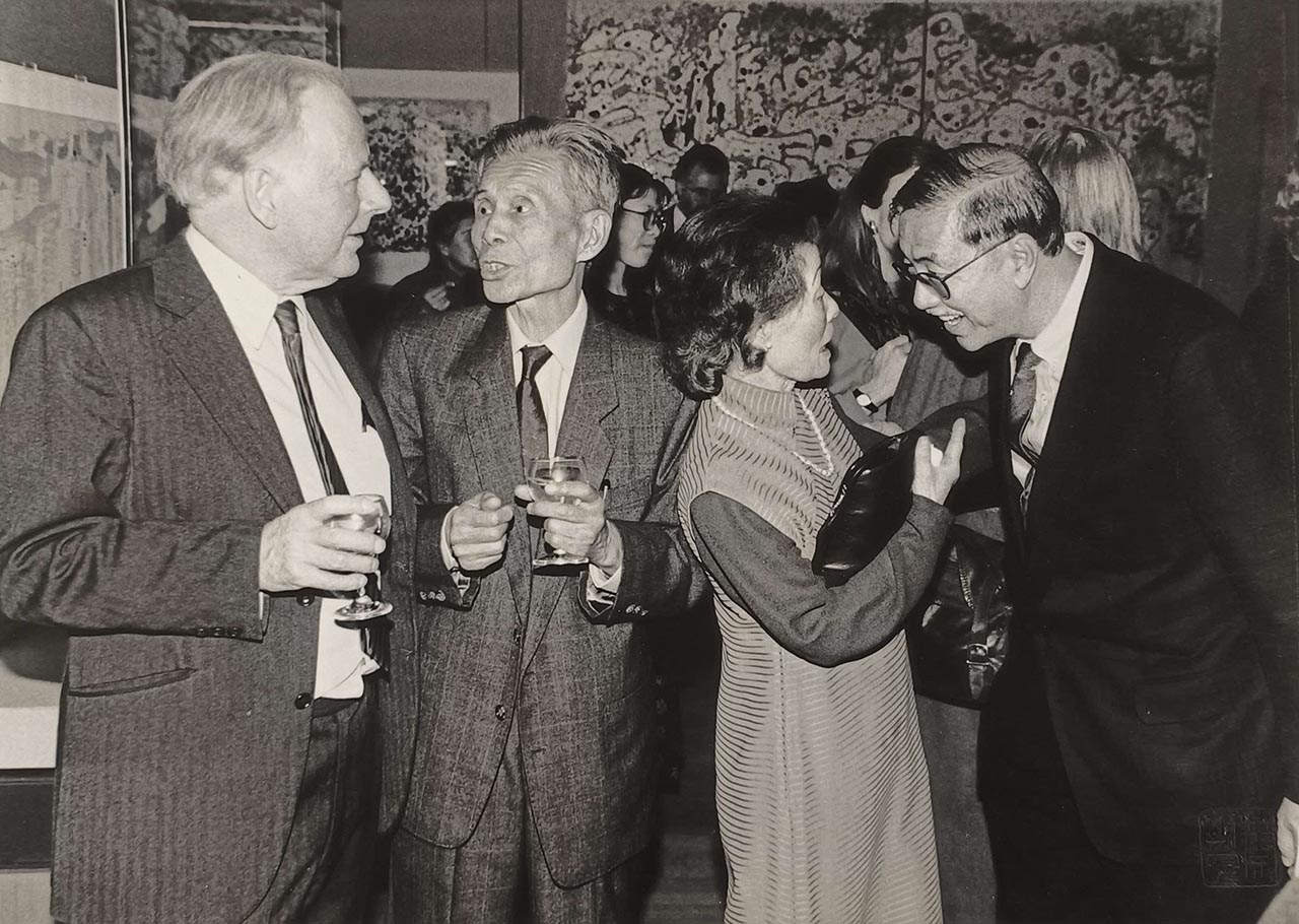 Wu Guanzhong Photography Series 吴冠中写真系列
Michael Sullivan and his wife Khoan mingle with Wu Guanzhong and Chua Soo Bin during the opening reception of Wu’s exhibition at the British Museum. 吴冠中与蔡斯民在大英博物馆个展开幕时与苏立文夫妇交谈合影。