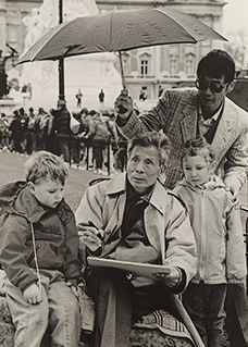 Wu Guanzhong Photography Series 吴冠中写真系列
Curious children watch as Wu Guanzhong sketches outdoors, sheltered by his son Wu Keyu. 好奇的孩子在观看吴冠中写生，他的儿子吴可雨在帮其撑伞。