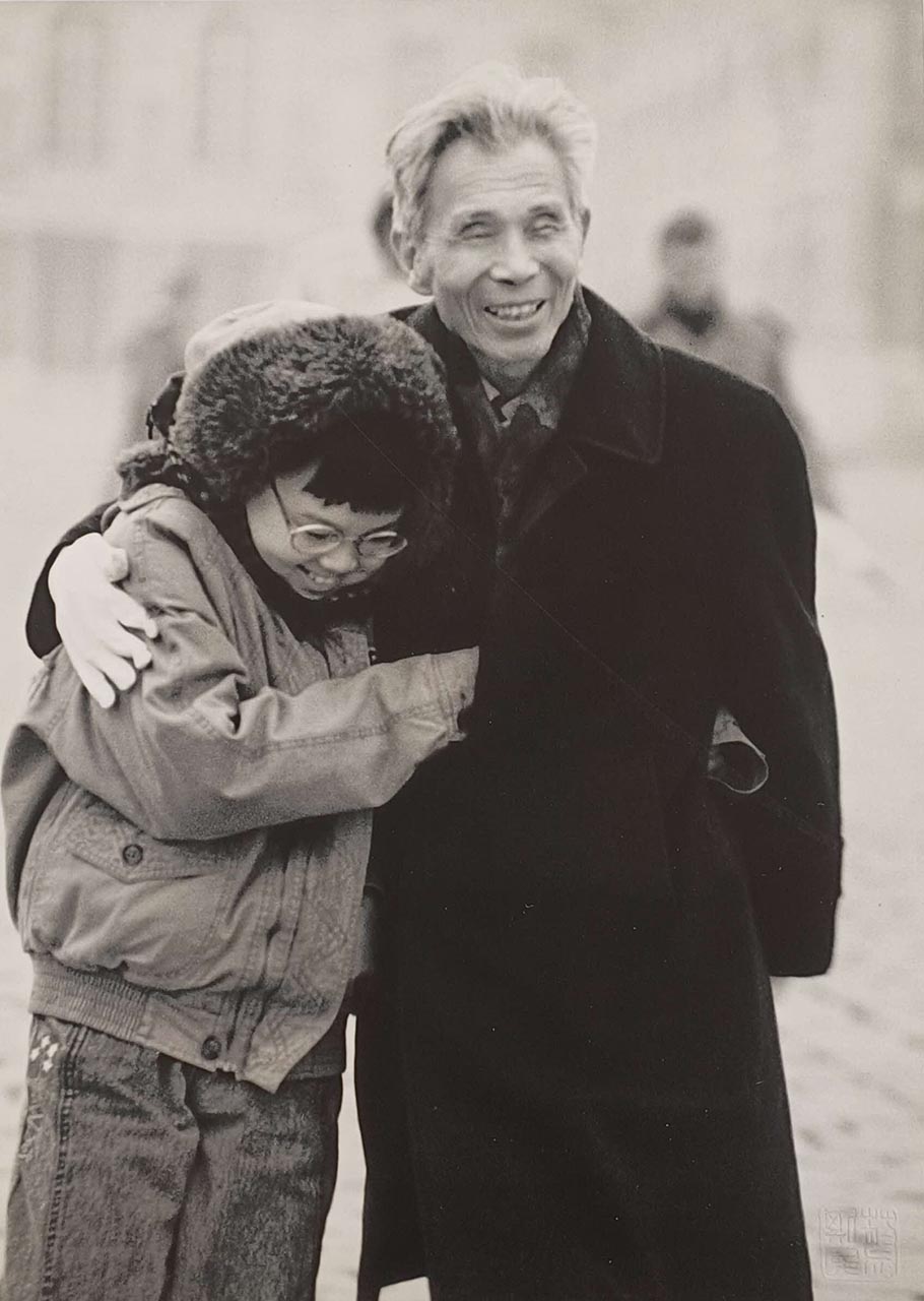 Wu Guanzhong Photography Series 吴冠中写真系列
Wu shares an embrace with his grandson in Paris. 吴冠中与孙子拥抱，于巴黎。