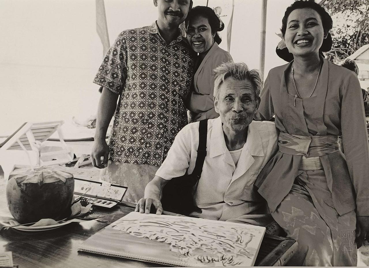 Wu Guanzhong Photography Series 吴冠中写真系列
Wu poses for a photo with Balinese locals during an outdoor drawing session. 吴氏在巴厘岛写生时与当地人合影。