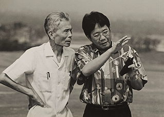 Wu Guanzhong Photography Series 吴冠中写真系列
Wu with collector Kwee Swie Teng. 吴与藏家郭瑞腾。