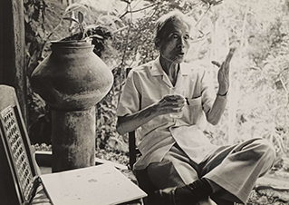 Wu Guanzhong Photography Series 吴冠中写真系列
#1 of 5 - Wu in animated conversations with his friends. 吴冠中与友人绘声绘影交流中。