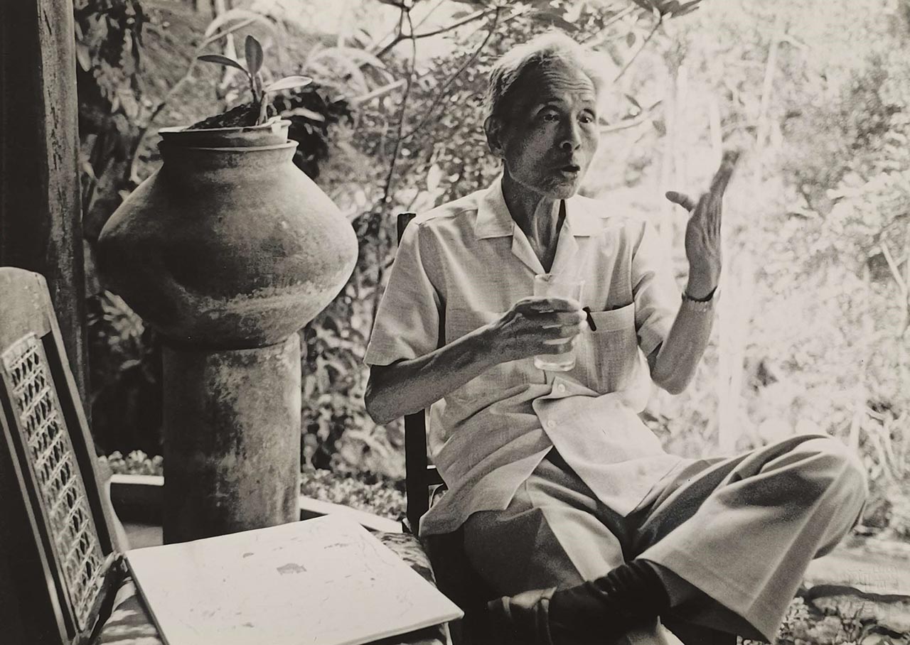 Wu Guanzhong Photography Series 吴冠中写真系列
#1 of 5 - Wu in animated conversations with his friends. 吴冠中与友人绘声绘影交流中。