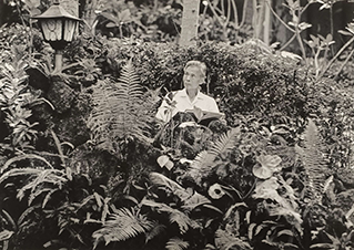 Wu Guanzhong Photography Series 吴冠中写真系列
#8 of 9 - Wu Guanzhong sketches outdoors in Bali. 吴冠中在巴厘岛写生。