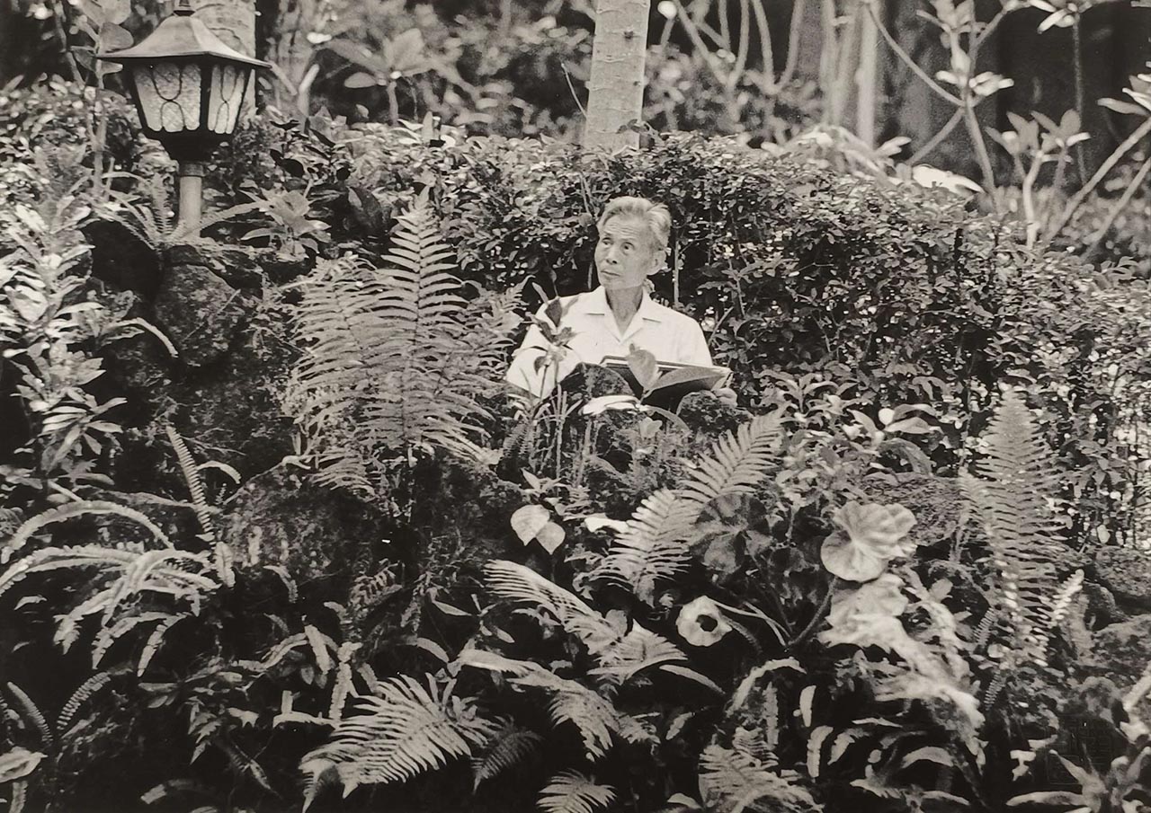 Wu Guanzhong Photography Series 吴冠中写真系列
#8 of 9 - Wu Guanzhong sketches outdoors in Bali. 吴冠中在巴厘岛写生。