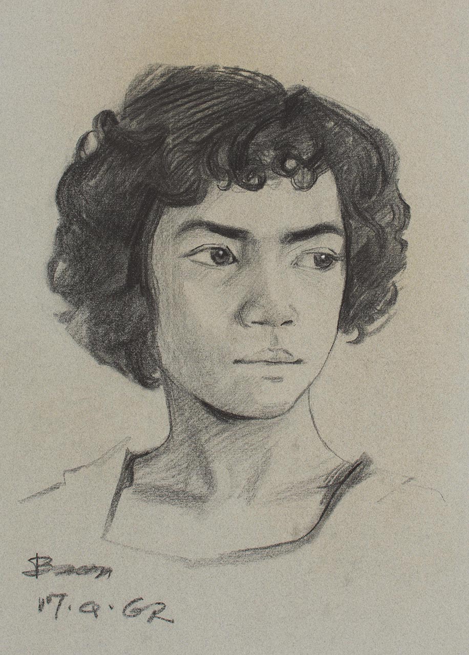 Three quarter view - Girl with curly hair