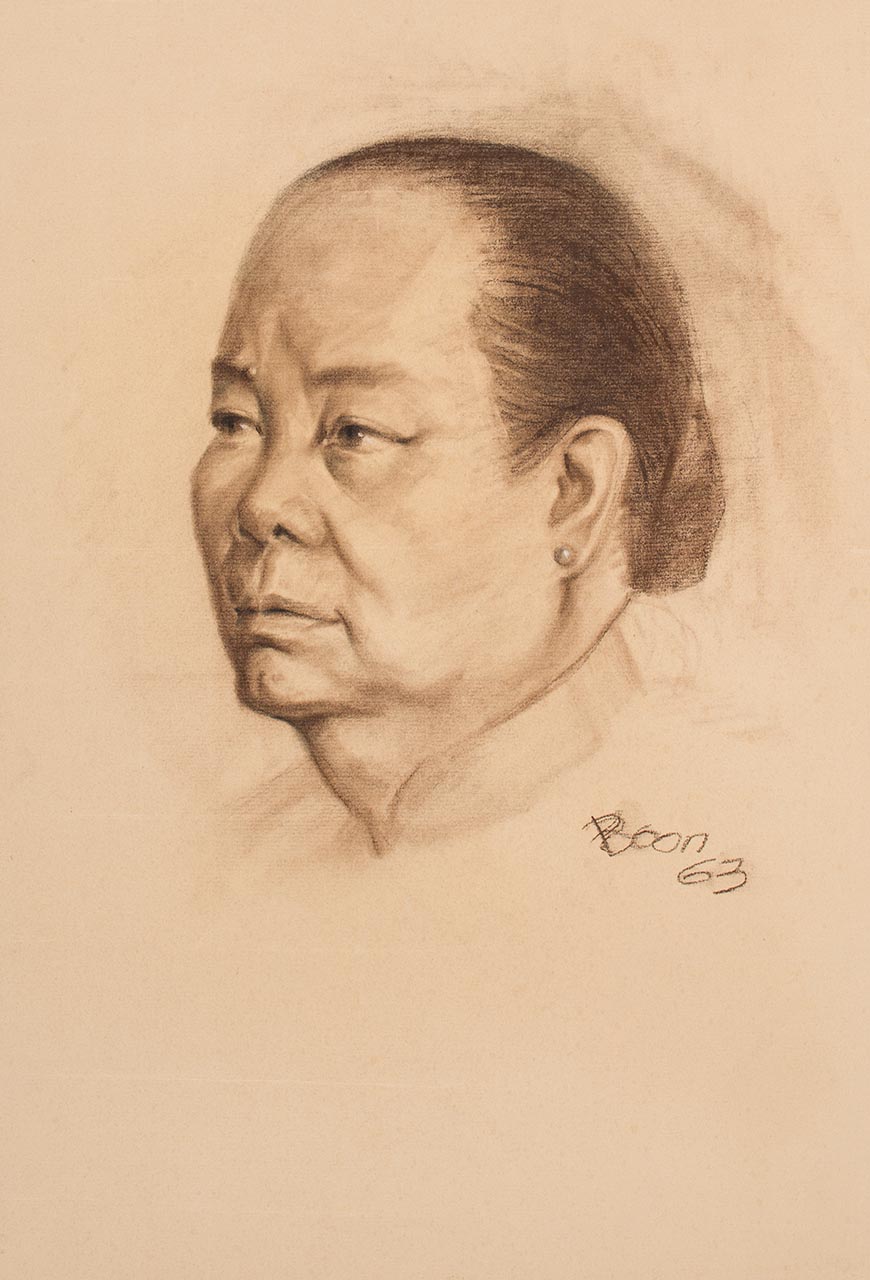 Three quarter view - Old lady