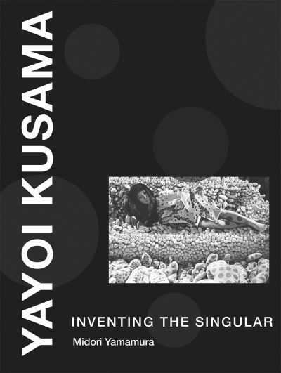 Yayoi Kusama : inventing the singular / Midori Yamamura.