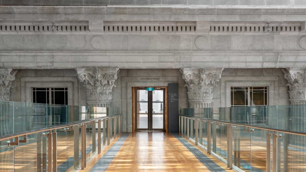 Link bridge between both wings of an art museum