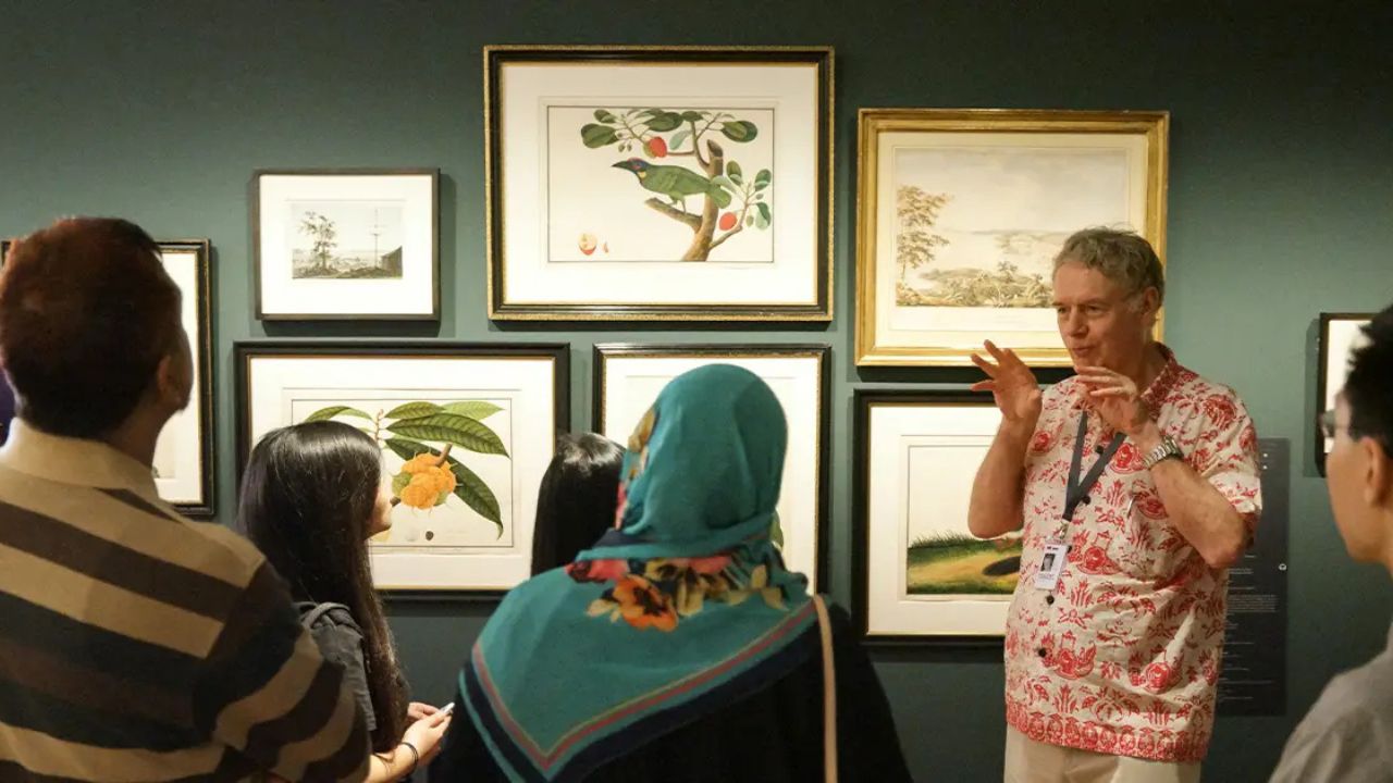 Gallery docent giving a tour to museum's visitors