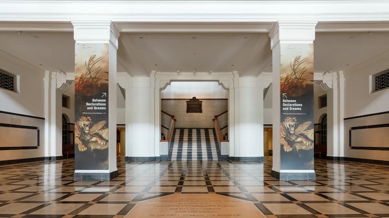 Gallery lobby featuring artwork on pillars and black and white checkered tile floors