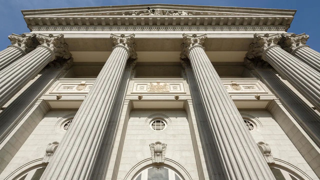 White Corinthian columns on gallery building exterior