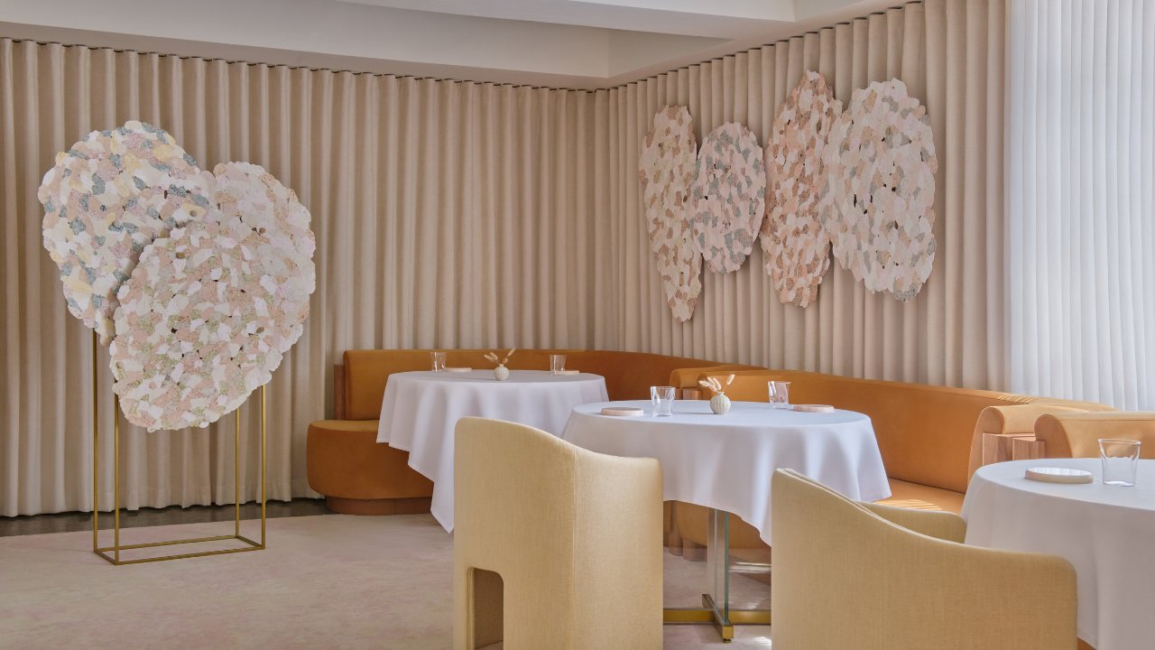 Odette's entrance showcases a calm, contemporary interior with soft pink, peach and warm cream tones. Sheer curtains, sculptural décor and understated furnishings create a sophisticated atmosphere.