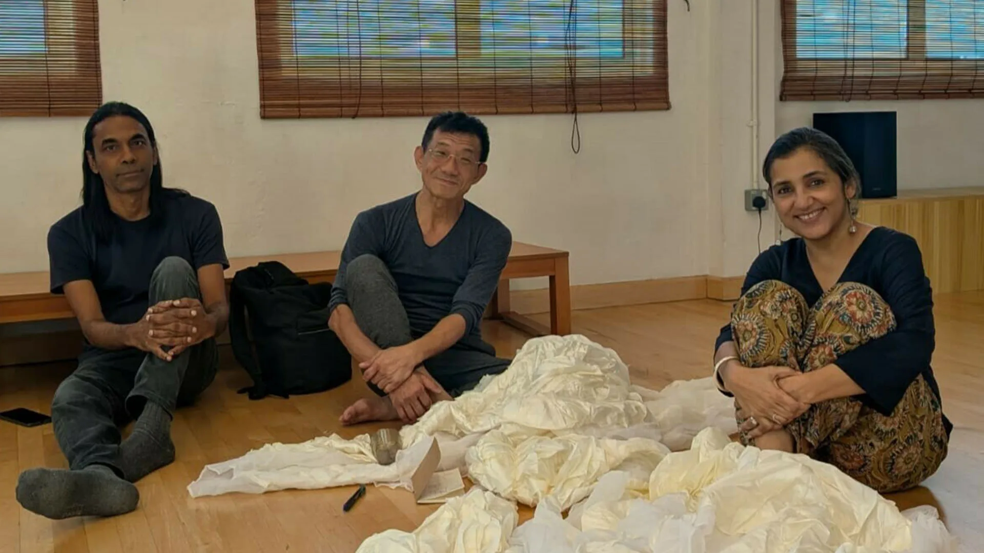 Raka Maitra, Lim Chin Huat and Dharma present Conversations: Imagining The Horizon, a multidisciplinary performance of semi-improvised movement and sound in response to the exhibition Becoming Lim Tze Peng.