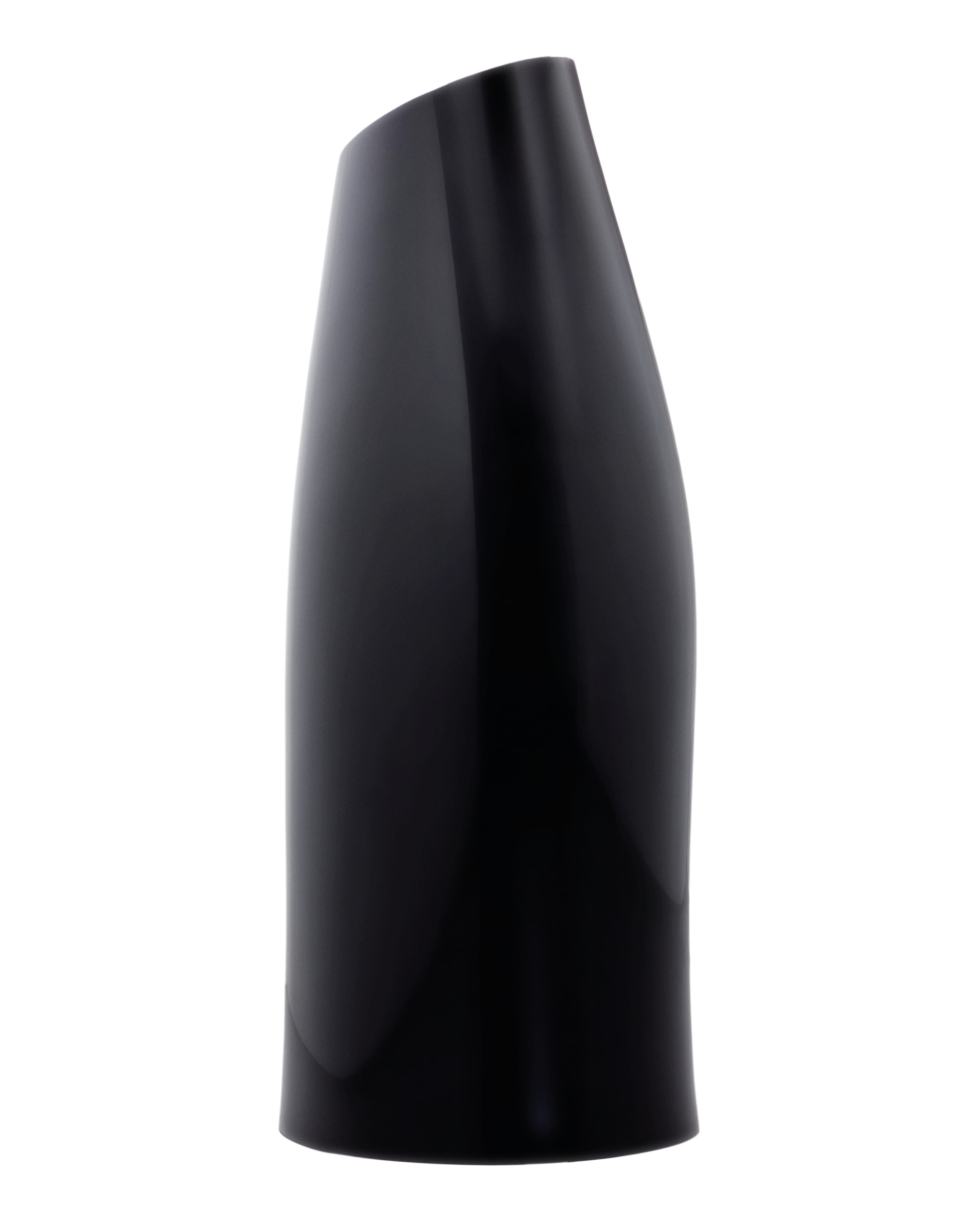 Nobuyuki Tanaka, Japan   ‘Inner side – Outer Side 2021 N’, lacquer hemp, 950 × 980 × 2080 mm   2021 