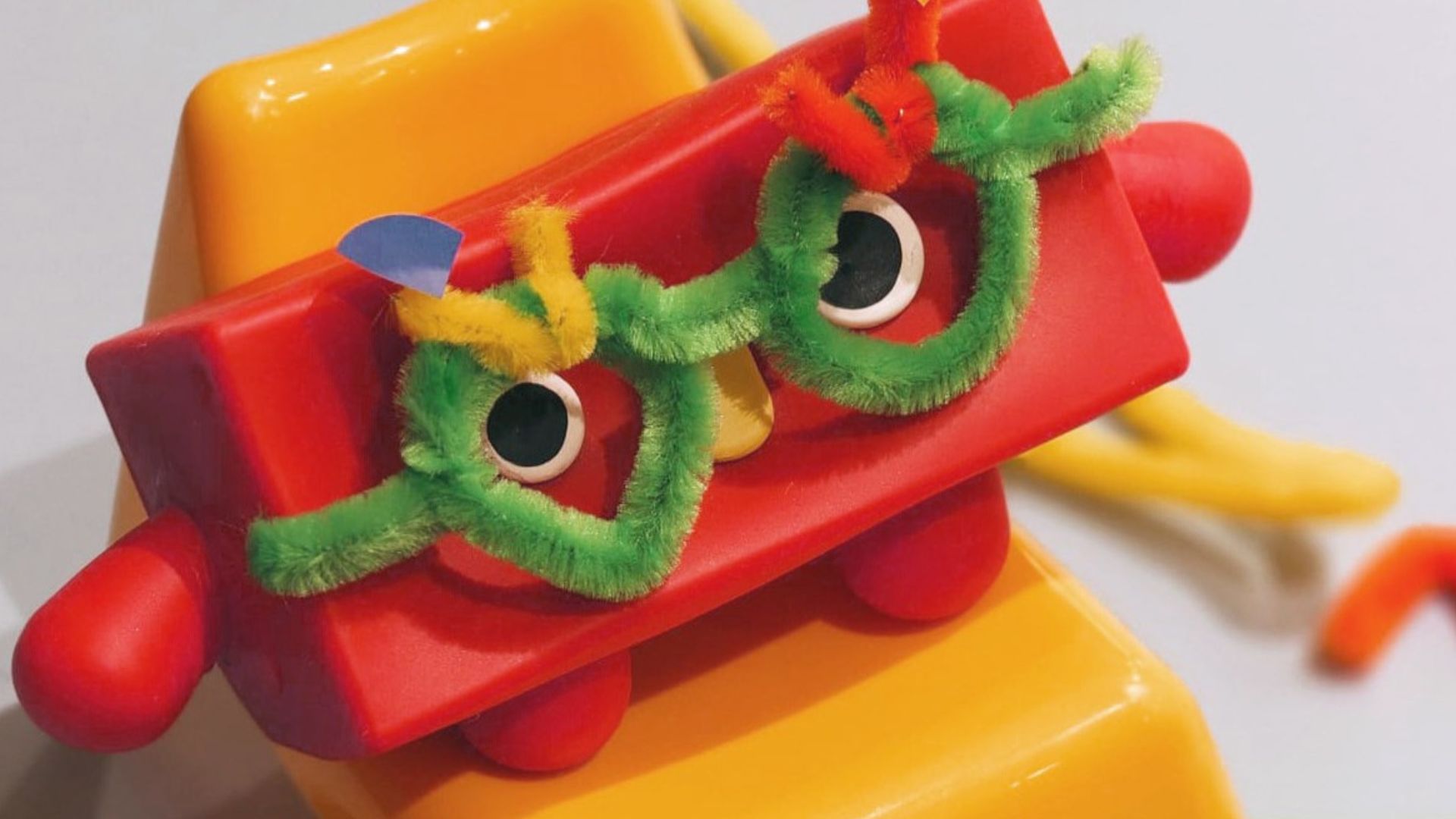 A toy featuring a pair of glasses and scissors, designed for imaginative play and creativity.