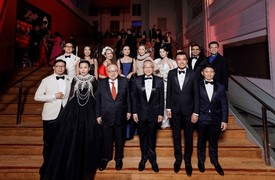 Guest of Honour Mr Gan Kim Yong with National Gallery Singapore Senior Management and Gallery Gala 2025 Steering Committee members (Front row, from left: Assistant CEO, Marketing and Development and Co-Chair Aun Koh, Co-Chair Jazz Chong, Chairman of National Gallery Singapore Peter Ho, CEO and Director of National Gallery Singapore Dr Eugene Tan, and Co-Chair Lee Woon Shiu. Back row, from left: Albert Lee, Ho Kheng Lian, Celeste Basapa, Layla Pi, Wendy Long, Willabelle Ong, Vir Kotak, and Jason Ong)